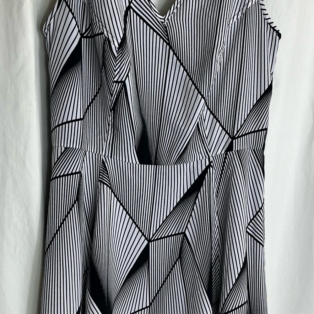 Geometric Pattern, Pockets, Mesh Insert, V-Neck, … - image 8